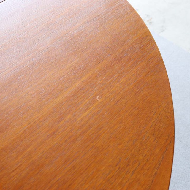 ヴィンテージの真ん中が伸びる円形の木製ダイニングテーブル