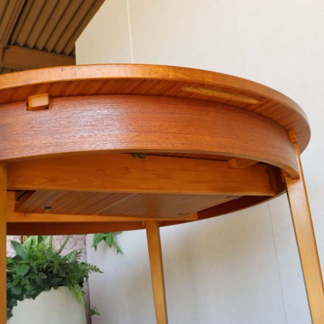 ヴィンテージの真ん中が伸びる円形の木製ダイニングテーブル