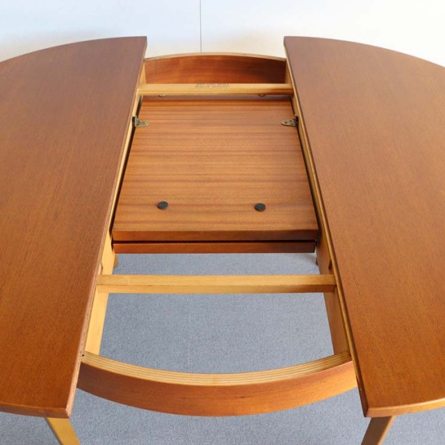 ヴィンテージの真ん中が伸びる円形の木製ダイニングテーブル