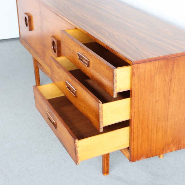 英国ヴィンテージのサイドボード