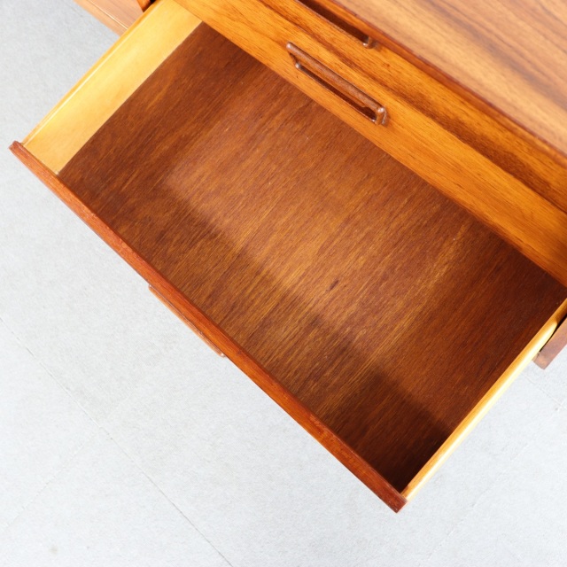 英国ヴィンテージのサイドボード