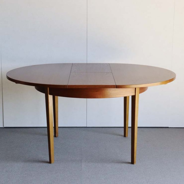 ヴィンテージの真ん中が伸びる円形の木製ダイニングテーブル