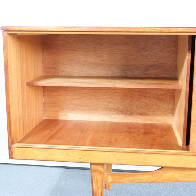 英国ヴィンテージのサイドボード