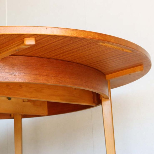 ヴィンテージの真ん中が伸びる円形の木製ダイニングテーブル