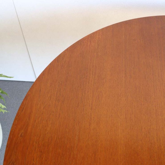 ヴィンテージの真ん中が伸びる円形の木製ダイニングテーブル