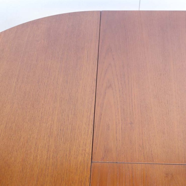 ヴィンテージの真ん中が伸びる円形の木製ダイニングテーブル