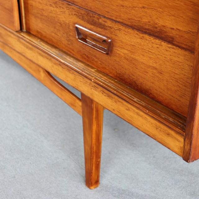 英国ヴィンテージのサイドボード