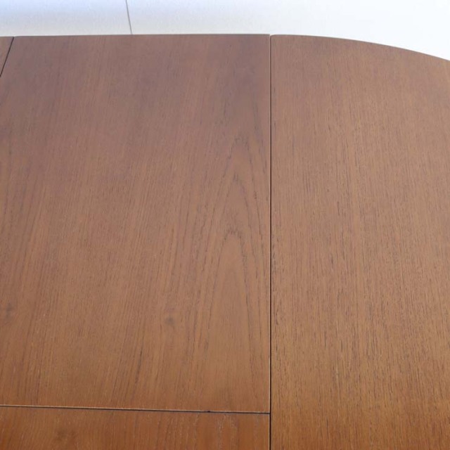 ヴィンテージの真ん中が伸びる円形の木製ダイニングテーブル