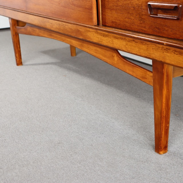 英国ヴィンテージのサイドボード