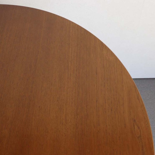ヴィンテージの真ん中が伸びる円形の木製ダイニングテーブル