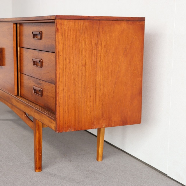 英国ヴィンテージのサイドボード