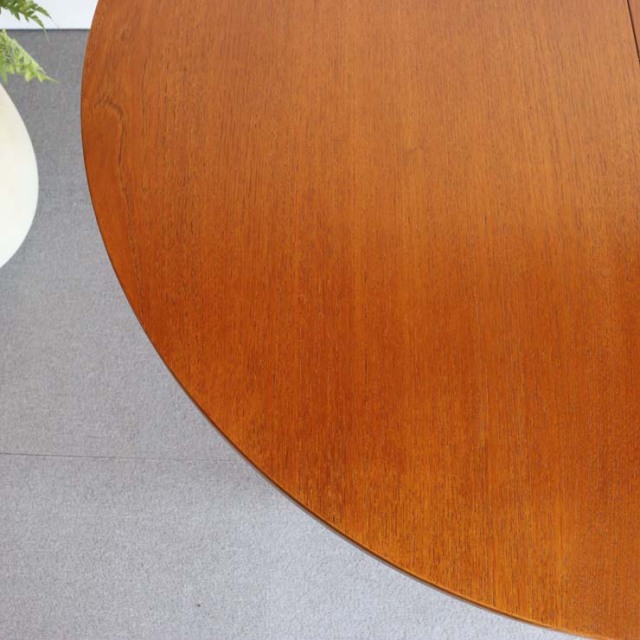 ヴィンテージの真ん中が伸びる円形の木製ダイニングテーブル
