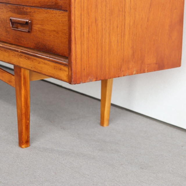 英国ヴィンテージのサイドボード