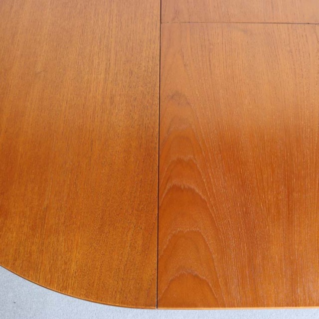 ヴィンテージの真ん中が伸びる円形の木製ダイニングテーブル