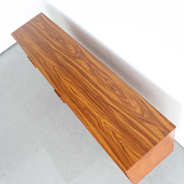 英国ヴィンテージのサイドボード