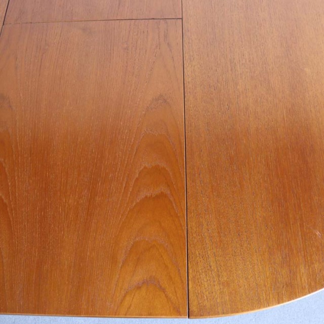 ヴィンテージの真ん中が伸びる円形の木製ダイニングテーブル