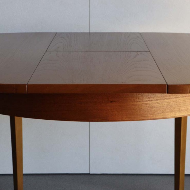 ヴィンテージの真ん中が伸びる円形の木製ダイニングテーブル