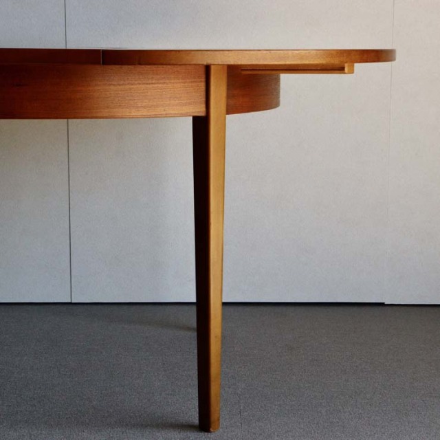 ヴィンテージの真ん中が伸びる円形の木製ダイニングテーブル