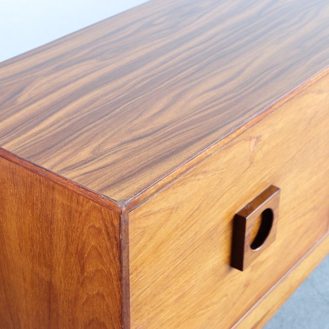 英国ヴィンテージのサイドボード