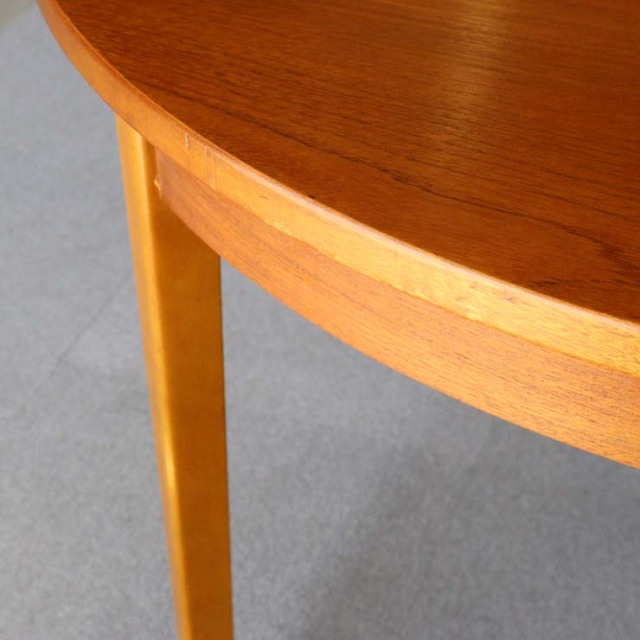 ヴィンテージの真ん中が伸びる円形の木製ダイニングテーブル