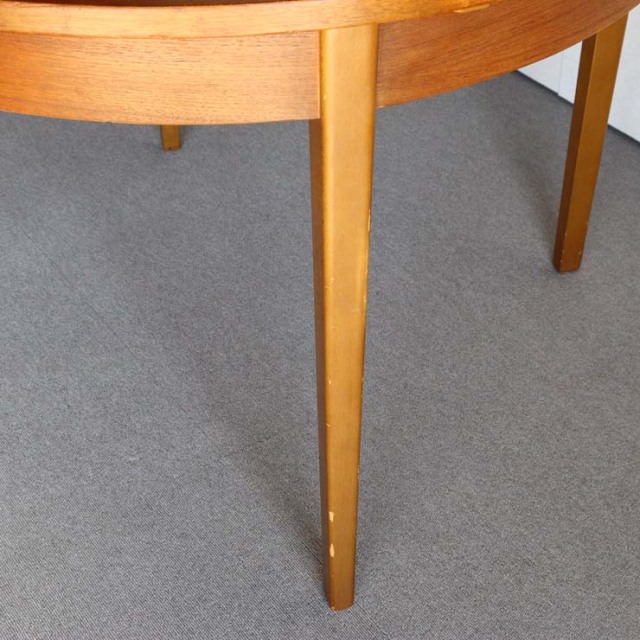 ヴィンテージの真ん中が伸びる円形の木製ダイニングテーブル