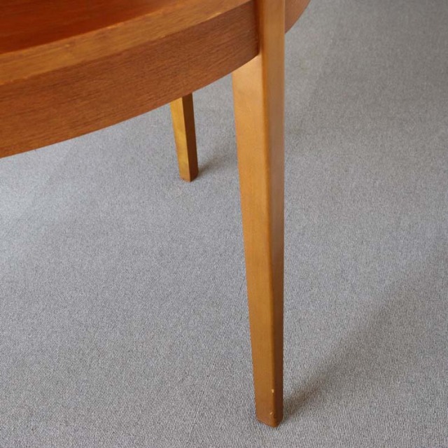 ヴィンテージの真ん中が伸びる円形の木製ダイニングテーブル