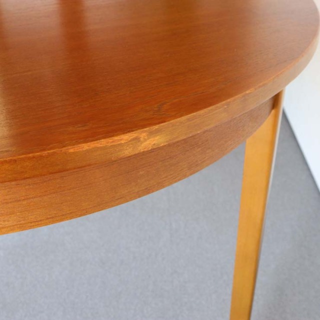 ヴィンテージの真ん中が伸びる円形の木製ダイニングテーブル