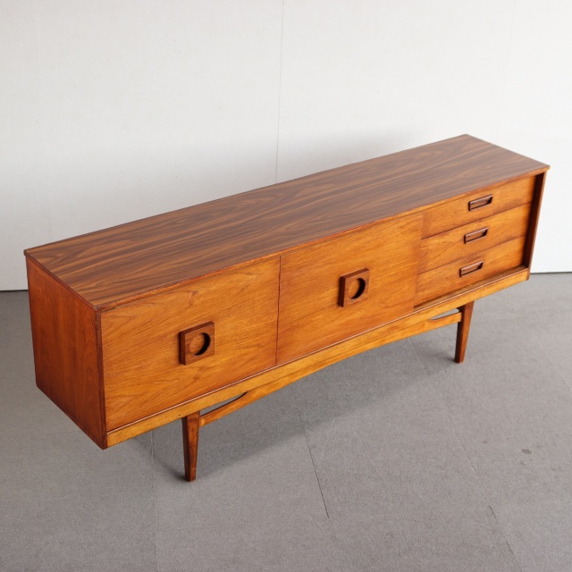 英国ヴィンテージのサイドボード