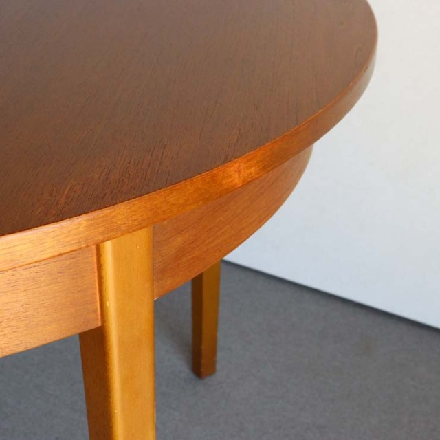 ヴィンテージの真ん中が伸びる円形の木製ダイニングテーブル