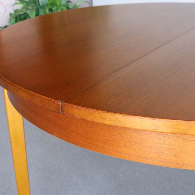 ヴィンテージの真ん中が伸びる円形の木製ダイニングテーブル
