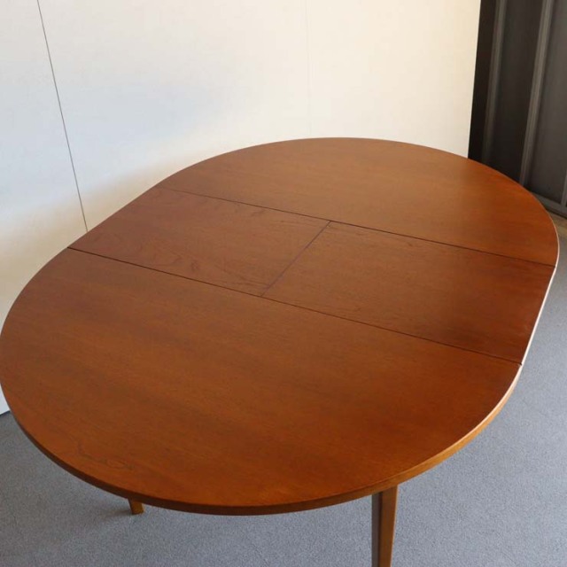 ヴィンテージの真ん中が伸びる円形の木製ダイニングテーブル