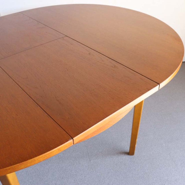 ヴィンテージの真ん中が伸びる円形の木製ダイニングテーブル