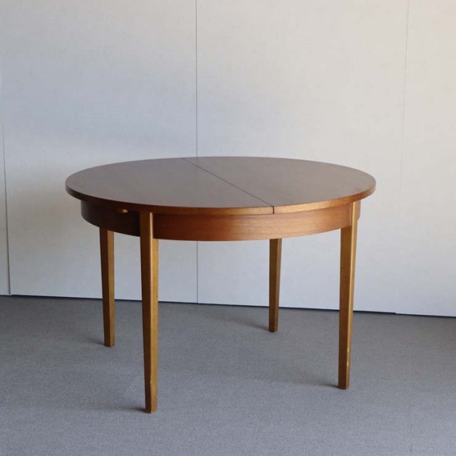 ヴィンテージの真ん中が伸びる円形の木製ダイニングテーブル