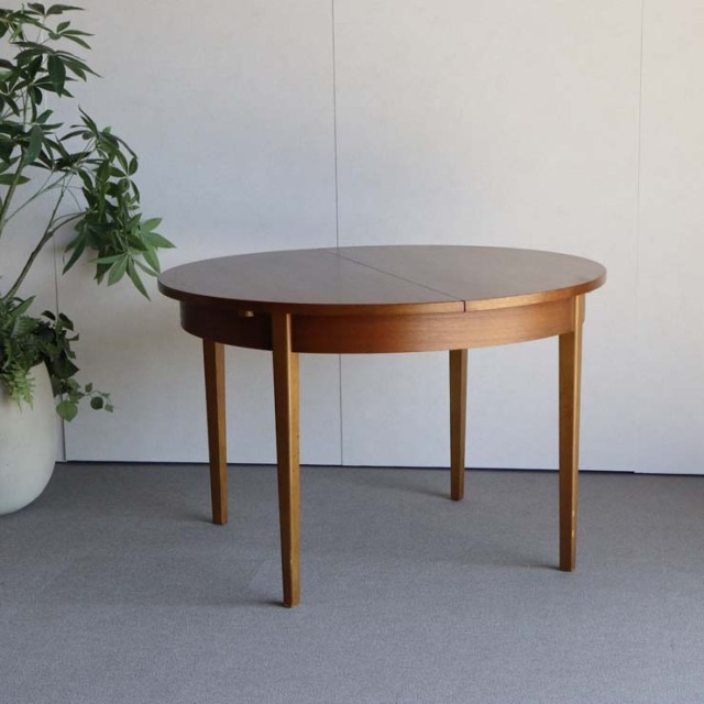 ヴィンテージの真ん中が伸びる円形の木製ダイニングテーブル