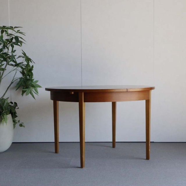 ヴィンテージの真ん中が伸びる円形の木製ダイニングテーブル