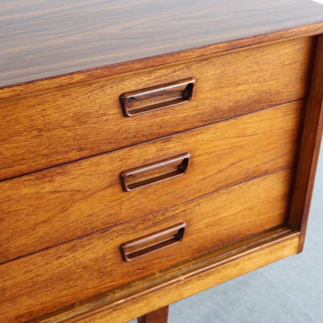 英国ヴィンテージのサイドボード