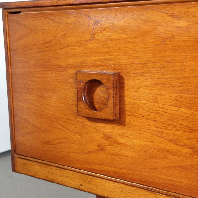 英国ヴィンテージのサイドボード