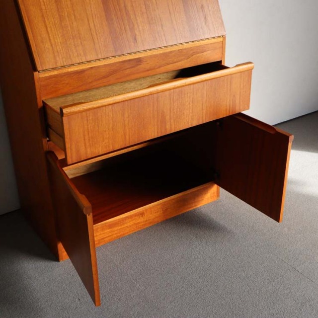 木製のヴィンテージビュロー、上部は上から開く扉、下部は両開きの扉、24118