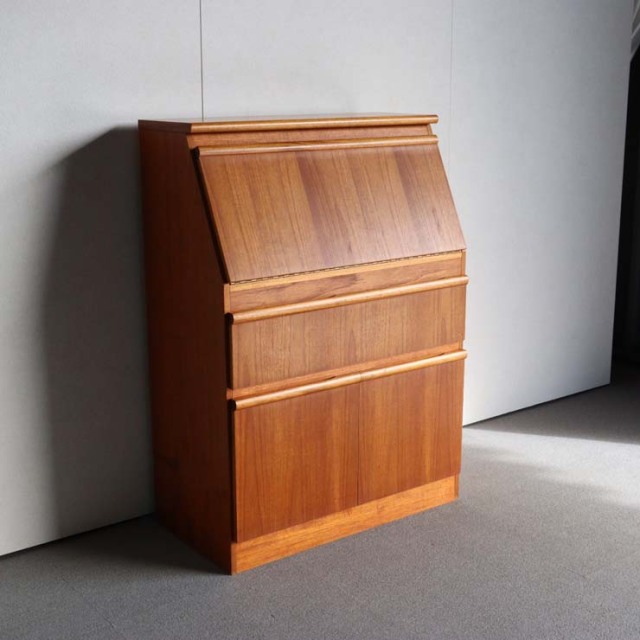 木製のヴィンテージビュロー、上部は上から開く扉、下部は両開きの扉、24118