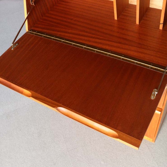 木製のヴィンテージビュロー、上部は上から開く扉、下部は両開きの扉、24118