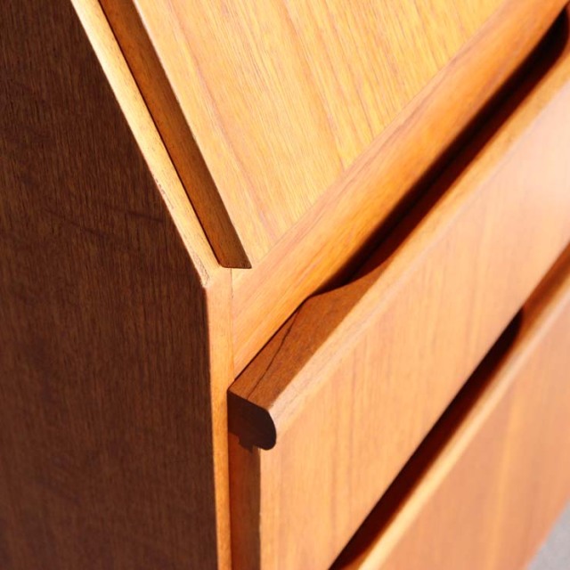 木製のヴィンテージビュロー、上部は上から開く扉、下部は両開きの扉、24118