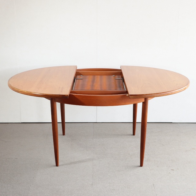 ジープランG-PLANのダイニングテーブル