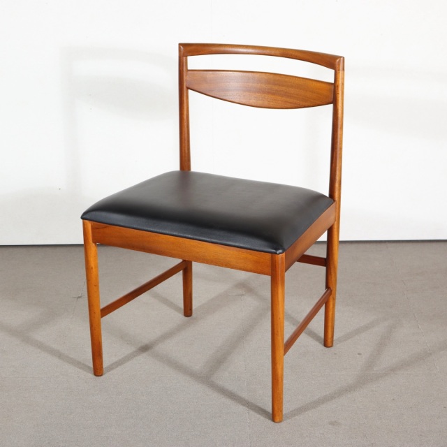 マッキントッシュ製ダイニングチェア。チーク材の木目が語る時間の深み。北欧ヴィンテージの静かな品格を感じる。