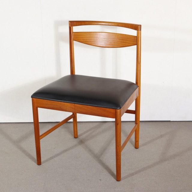 マッキントッシュ製ダイニングチェア。木の呼吸を感じるチーク材の艶。北欧ヴィンテージらしい穏やかな表情。