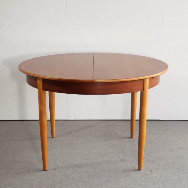 英国ヴィンテージのダイニングテーブル