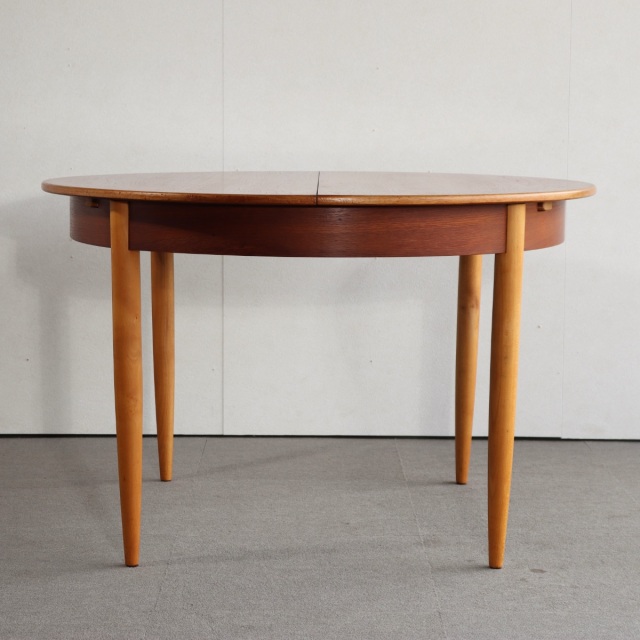 英国ヴィンテージのダイニングテーブル