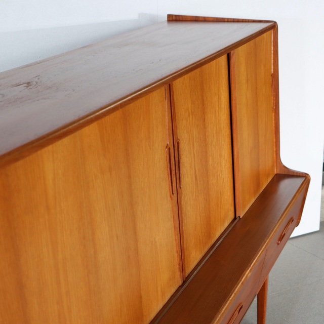 デンマーク製ハイボード。チーク材の深い艶が映えるヴィンテージ。価値を感じる仕上がり。