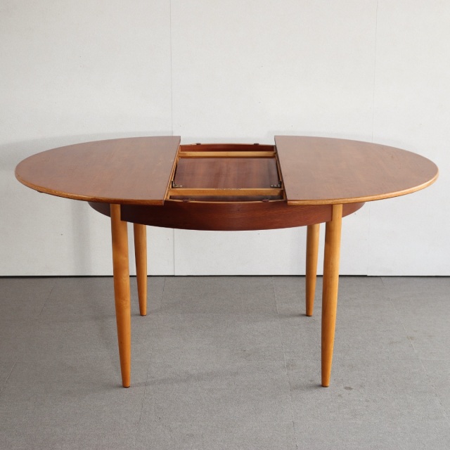 英国ヴィンテージのダイニングテーブル