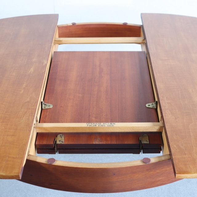 英国ヴィンテージのダイニングテーブル