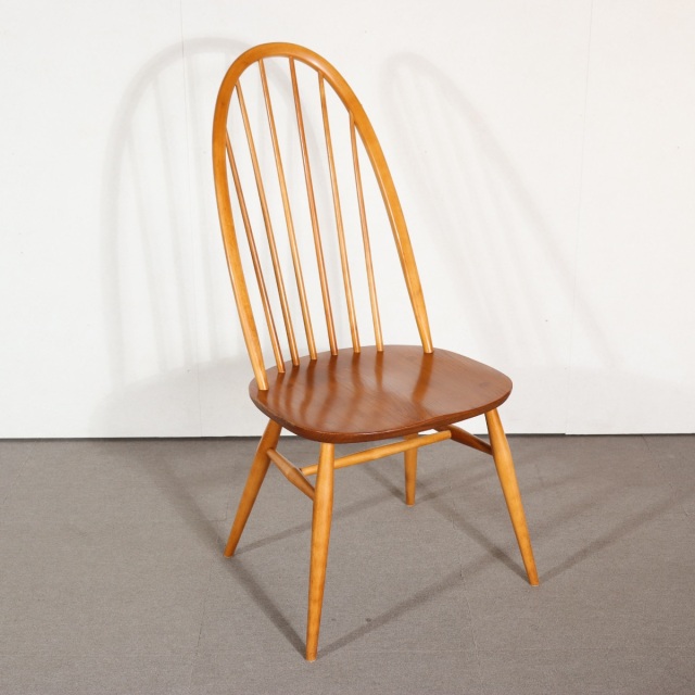 アーコールの椅子。深い色合いのエルム材が印象的な北欧ヴィンテージ。静かに時を刻む美しさ。